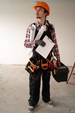 Yeni modern evdeki erkek işçi ya da mühendis kasketi ve alet kemeri. Boşluğu kopyala