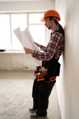 Planları olan bir mühendis. Belgeleri olan inşaat mühendisi. Boşluğu kopyala