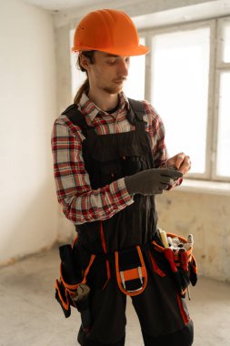 İnşaat alanında alet kemeri üzerine çalışan profesyonel müteahhit. Boşluğu kopyala