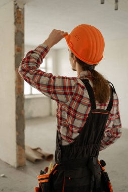 Koruyucu miğferli bir insan müteahhidi, yenileme dairesinde inşaat işçisi. Konsept inşaat endüstrisi. Boşluğu kopyala