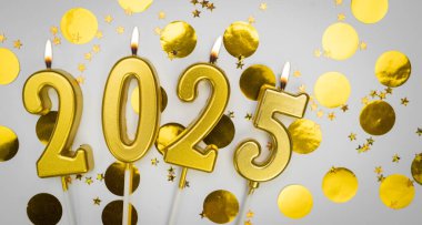 Yeni yıl tebrik kartı. Geçmiş mutlu yıllar 2025. 2025 yılının rakamlarıyla altın mumlar, şenlik dekorunda. Boşluğu kopyala