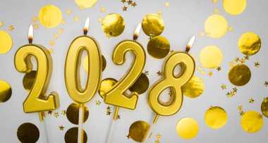 Yeni yıl tebrik kartı. Geçmiş mutlu yıllar 2028. 2028 yılının rakamlarıyla altın mumlar, şenlik dekorunda. Boşluğu kopyala