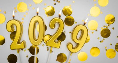 Yeni yıl tebrik kartı. Geçmiş mutlu yıllar 2029. Festivalin dekorunda 2029 yılının rakamlarıyla altın mumlar. Boşluğu kopyala