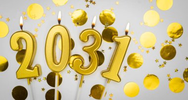 Yeni yıl tebrik kartı. Geçmiş mutlu yıllar 2031. 2031 yılının rakamlarıyla altın mumlar, şenlik dekorunda. Boşluğu kopyala