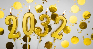 Yeni yıl tebrik kartı. Geçmiş mutlu yıllar 2032. 2032 yılının rakamlarıyla altın mumlar, şenlik dekorunda. Boşluğu kopyala