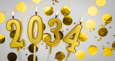 Yeni yıl tebrik kartı. Geçmiş mutlu yıllar 2034. 2034 yılının rakamlarıyla altın mumlar, şenlik dekorunda. Boşluğu kopyala