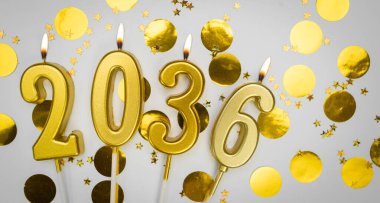 Yeni yıl tebrik kartı. Geçmiş mutlu yıllar 2036. 2036 yılının rakamlarıyla altın mumlar, şenlik dekorunda. Boşluğu kopyala