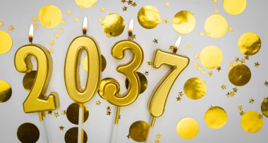 Yeni yıl tebrik kartı. Geçmiş mutlu yıllar 2037. 2037 yılının rakamlarıyla altın mumlar, şenlik dekorunda. Boşluğu kopyala