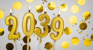 Yeni yıl tebrik kartı. Geçmiş mutlu yıllar 2039. 2039 yılının rakamlarıyla altın mumlar, şenlik dekorunda. Boşluğu kopyala