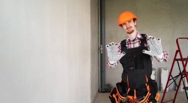 Erkek işçi, inşaatçı ya da tamirci tamir ya da onarım ya da onarım için hazır olduğunu söylüyor. Hayır, teşekkür ederim. Reddedilme, engelleme, inşaat alanındaki jestleri durdurma. Boşluğu kopyala