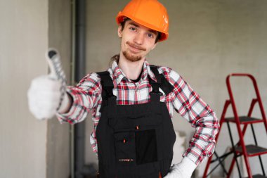 Erkek işçi, müteahhit ya da tamirci anlaşma, motivasyon ya da inşaat alanında çalışmaya hazır. Boşluğu kopyala