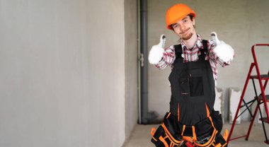 Erkek işçi, miğfer ve alet kemeri takan tamirci ya da tamirci anlaşma, motivasyon ya da inşaat alanında çalışmaya hazır. Boşluğu kopyala