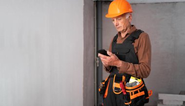 Pozitif Amerikan tamircisi el işaretini tamamlar, tamam jest yapar. Mutlu ustabaşı, doğru seçim, harika bir anlaşma, turuncu stüdyo geçmişi. Yüksek kalite