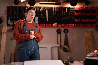 Tamir atölyesinde çalışırken tulumlu ve gözlüklü kadın tamirciyi şoke etti. Boşluğu kopyala