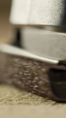 Zımpara makinesinin zımparalama tahtası, talaş ve ahşap dokunun makro hassasiyeti. yakın plan