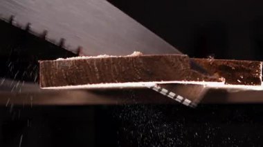 Detaylı testere dişleri kereste kesme makrosu. Ahşap dokuya ve keskin bıçağa odaklanmış sığ bir alan derinliği olan yakın çekim görüntüsü. Profesyonel marangozluk ve marangozluk konsepti.