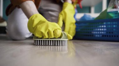 Yüzeyi temizlemek için plastik fırça kullanan bir insanın ellerini kapat. Ev temizliği, temizlik ve sert lekeleri temizleme kavramı..