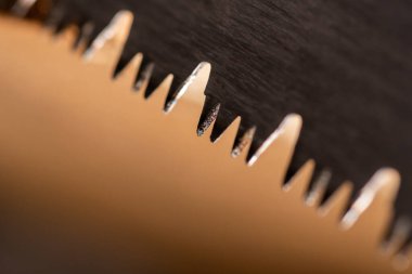 Keskin dişli bir el testeresinin makro DOF 'u. Marangoz enstrümanına yakın çekim