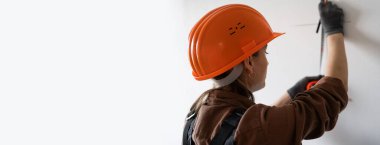 Çelik kural kullanarak duvarları ölçen mimar. mimari ve ev yenileme konsepti. Pankart. Boşluğu kopyala