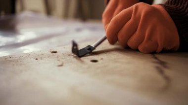 Ahşap ahşap işçiliği için keskin keski kullanan profesyonel marangoz ellerini kapatın. Geleneksel marangozluk kavramı, ahşap işçiliği ayrıntıları ve profesyonel el işçiliği..