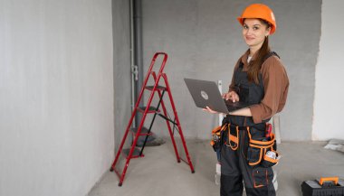 Kadın müteahhit. Bilgisayarlı ustabaşı. Yapım aşamasında. Pankart. Boşluğu kopyala