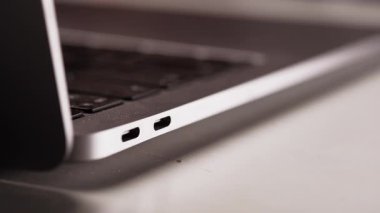 Gri dizüstü bilgisayarda USB tip-C merkezini aç, kapat