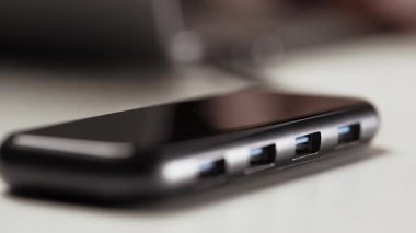 USB çoklu bağlantı noktalarına yakın çekim, yakın çekim. Teknoloji konsepti