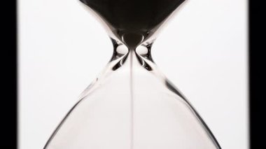 Zaman kavramı. Beyaz arkaplanda kum saati, yakın plan..