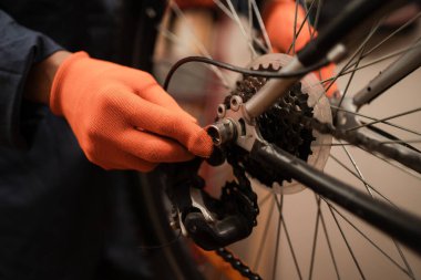 Tamir atölyesinde bisiklet tekerleği monte etmeye yakın. Bisiklet tamir konsepti