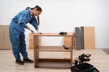 Evde çalışan Kadın Yapıcı Müteahhit Mutfak Dolapları Kuruluyor. Boşluğu kopyala