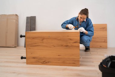 Ahşap işçiliği kavramı. Evde Mutfak Dolapları Kuruluyor. Boşluğu kopyala