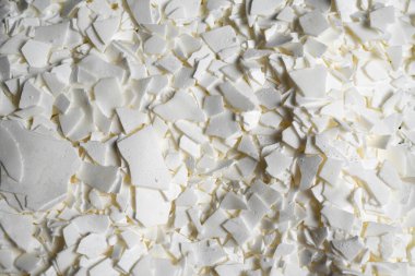 Mum yapımı için beyaz soya gevreğini kapatın. Soya mumu taneciklerinin hafif dokusu. Ev yapımı mumlar için. Ekolojik yaşam tarzı.