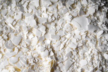 Mum yapımı için beyaz soya gevreğini kapatın. Soya mumu taneciklerinin hafif dokusu. Ev yapımı mumlar için. Ekolojik yaşam tarzı.