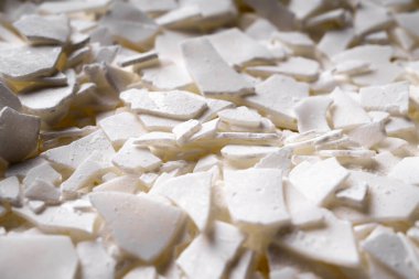 Mum yapımı için beyaz soya gevreğini kapatın. Soya mumu taneciklerinin hafif dokusu. Ev yapımı mumlar için. Ekolojik yaşam tarzı.