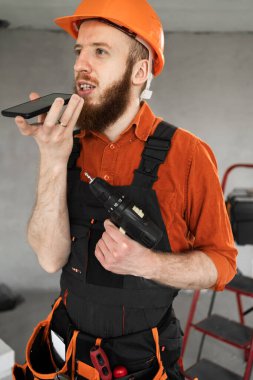 Genel olarak erkek müteahhit, alet kemeri ve inşaat alanında çalışan sesli mesaj kaydı. Boşluğu kopyala