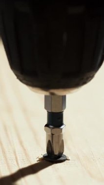 Kablosuz tornavidanın Macro DOF 'u tahta arka plandaki vidaları sökmek için bir parça. Boşluğu kopyala