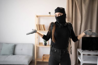 Siyah kar maskeli bir hırsız ya da soyguncu terör suçlusu para çalıyor. Omuz silkmeyi ve kameraya bakmayı bilmediğini söylüyor. Boşluğu kopyala