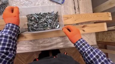 POV, uygun boyutu bulmak için dağınık bir çekmeceyi karıştırıyor. Seçim, donanım organizasyonu ve DIY konsepti.