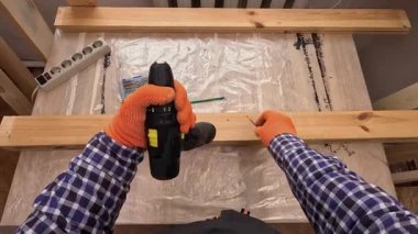 POV matkap ucunu değiştirmek için kablosuz matkabın vidasını sökerken ellerini kapat. DIY araç bakım ve hazırlık kavramı.