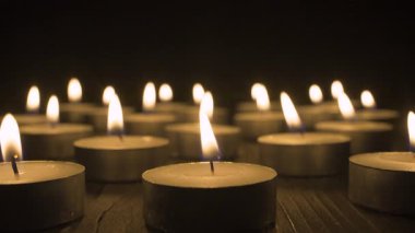 Küçük mumlar siyah arka planda dumanla sönüyor. din ve maneviyat kavramı