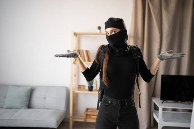 Siyah kar maskeli bir hırsız ya da soyguncu terör suçlusu para çalıyor. Omuz silkmeyi ve kameraya bakmayı bilmediğini söylüyor. Boşluğu kopyala