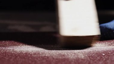 Marangozluk atölyesinde malzeme işlemek için zımpara kağıdına aşırı yakın çekim. Boşluğu kopyala