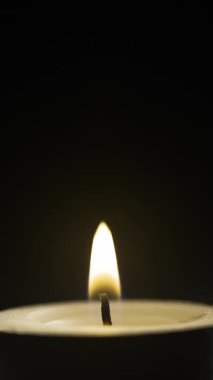 yükselen dumanla yanan tek bir mumu kapat. Karanlıkta alevden çıkan dumanlar. Ruh kavramı, hafıza ve geçiş. Sıcak ışık ve zarif duman yolu.