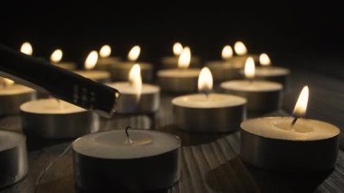 Kilisede çakmakla küçük mumlar yakmak. Pazar günü anma, dua ve anma konsepti. Hatıra, umut ve dini tören için el feneri..