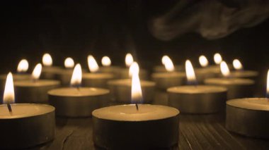 Bir sürü yanan anıt mum. Karanlıkta parlayan mum ışığı grubu, anıların sembolü, yas ve anıt. Dua etmek ya da dua etmek için sıcak mum ışığı