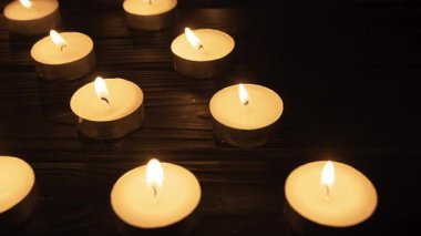 Küçük mum ışıkları, karanlıkta ışık. Din kilisesi. Din kavramı. yakın plan