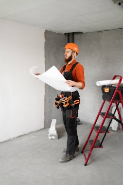 Mimar, mühendis ya da inşaatçı ev inşaatı planı tutuyor. Boşluğu kopyala