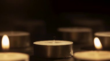 Karanlıkta yanan bir sürü mum. Anma günü. Cenaze mumları. yakın plan