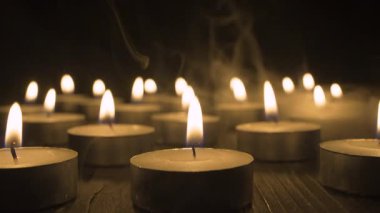 Bir sürü yanan mum, sıcak sarı alevlerle karanlık odada parlıyordu. Anma, dini ve manevi kavram