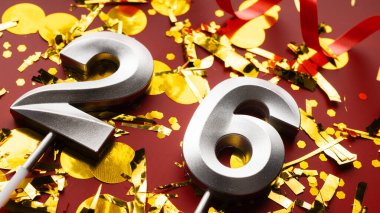 26 numaralı kırmızı şenlik kutlamasında konfeti arka planında. 26 'ncı yaş günü. Doğum günü, yıldönümü ve tarih kavramı. yakın plan